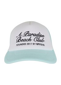 Cappello bianco con visiera verde menta, caratterizzato da testo ricamato in nero: "A Paradise Beach Club," e "Fondato nel 2017 da Pegasus."