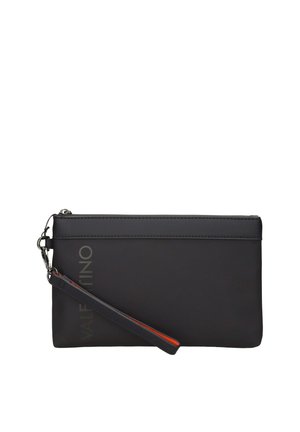 Pochette rectangulaire noire avec bandoulière pour poignet, fermeture éclair et logo "Valentino" discrètement embossé sur le côté.