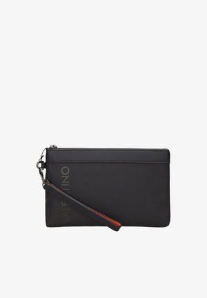 Pochette rettangolare nera con cinturino da polso, chiusura con zip e sottile logo "Valentino" goffrato di lato.