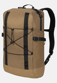 Beiger Rucksack mit schwarzen vertikalen Streifen, zentralem Bungee-Seil und verstellbaren Schnallen. Hergestellt aus strapazierfähigem Material, mit gepolsterten Trägern.