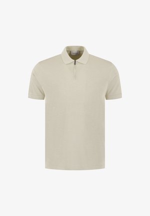 Polo beige a maniche corte con colletto a zip e logo ricamato discreto sul petto sinistro.