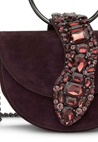 Borsa a mano in suede viola con un'importante decorazione in cristallo di forme e dimensioni varie, dotata di un manico in catena argentata.