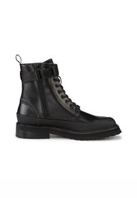 Botín negro de cuero con cordones a la altura del tobillo, con cremallera lateral, que cuenta con una correa con hebilla y una suela de goma gruesa y texturizada para mayor estabilidad.