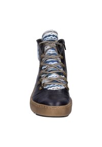 Stivale in pelle marrone con colletto in maglia blu e bianco a motivo, design con lacci e suola in gomma. Dotato di occhielli in ottone e cuciture a contrasto.