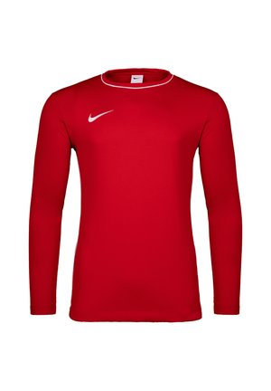 Czerwona sportowa koszulka z długim rękawem z białym logo Nike Swoosh na piersi i białym wykończeniem wokół dekoltu, przedstawiona na białym tle.