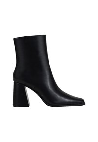 Bota de cuero negro hasta el tobillo con un diseño elegante, punta afilada y un tacón geométrico grueso. Textura suave sin hardware visible ni adornos.
