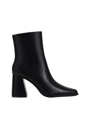 Bota de cuero negro hasta el tobillo con un diseño elegante, punta afilada y un tacón geométrico grueso. Textura suave sin hardware visible ni adornos.