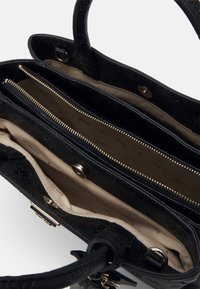 Borsa a mano in pelle nera con motivi impresso, accessori in oro, doppie compartimenti e un tessuto interno a contrasto. Inclusi chiusura a zip e bottoni a pressione.