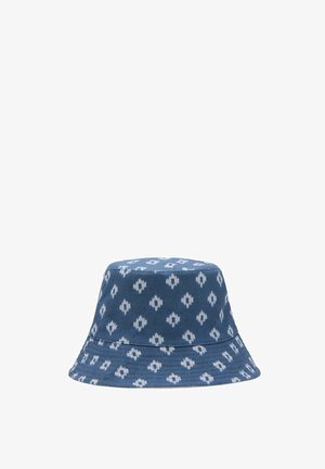 Sombrero tipo cubo azul con patrones blancos en forma de rombo que cubren uniformemente la tela, mostrando un ala ancha que se inclina hacia abajo.