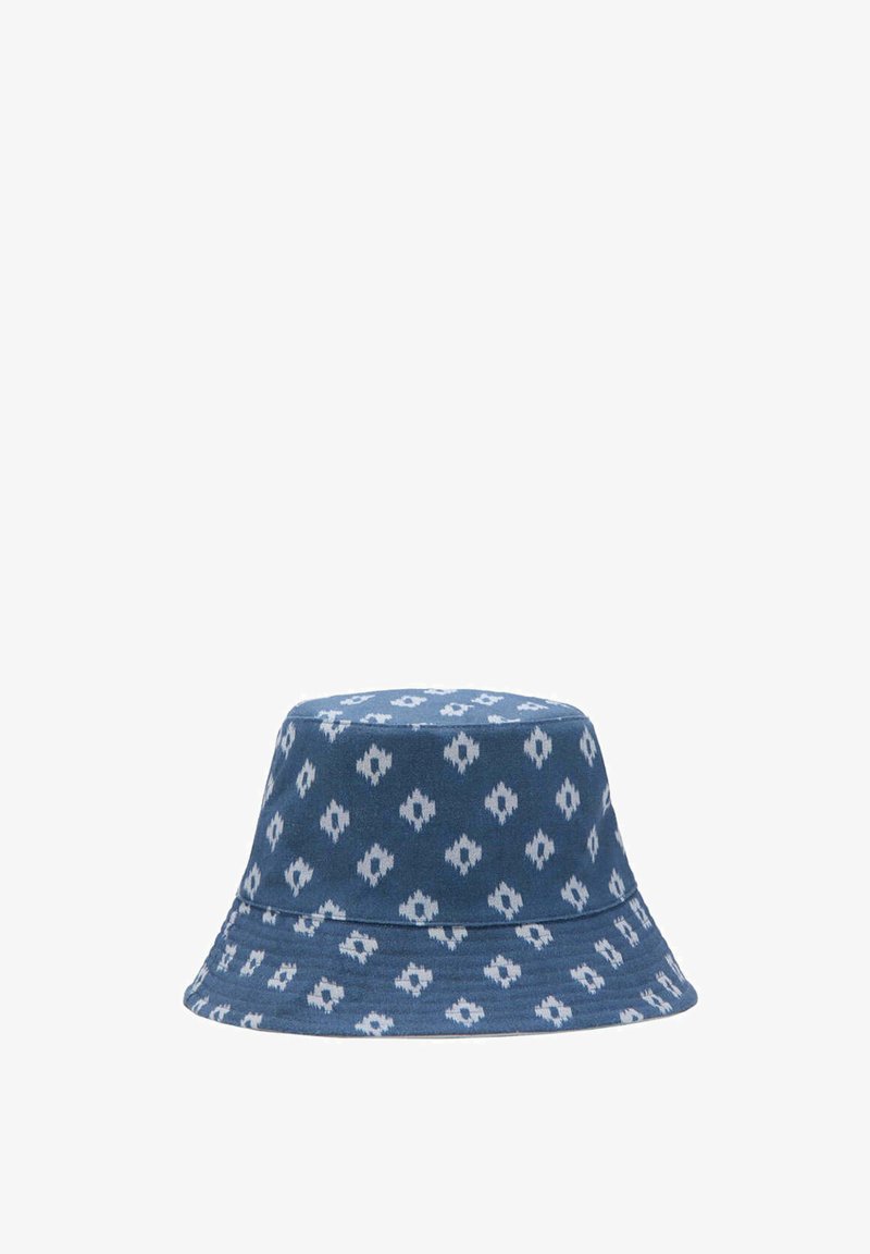 Chapeau bob bleu avec des motifs blancs en forme de losange couvrant uniformément le tissu, avec un large bord incliné vers le bas.