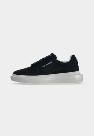 Μαύρο χαμηλό sneaker με παχύ λευκό πάτο, μαύρα κορδόνια και λογότυπο "Karl Lagerfeld" στο πλάι σε απλό φόντο.