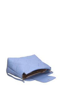 Borsa a mano in pelle azzurro chiaro con motivo trapuntato, chiusura con zip e finitura texturizzata; l'interno presenta una fodera beige a contrasto.