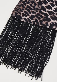 Sciarpa a stampa leopardata realizzata in tessuto morbido, caratterizzata da un bordo frangiato nero. Il design presenta tonalità di marrone e nero con una consistenza liscia.
