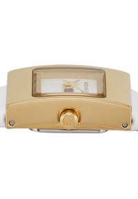 Montre rectangulaire dorée avec un cadran transparent, un bracelet en cuir blanc et une couronne dorée portant le logo MK. Aiguilles minimalistes sur un fond clair.