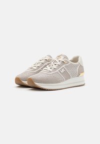 Sneakers a rete in toni beige con lacci bianchi, suola ammortizzata e un accento dorato sul tallone. Tessuto testurizzato per traspirabilità.