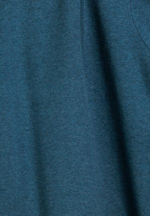 Teal katoen stof, lichtjes textuur, gedrapeerd met subtiele variaties in schaduw, met een naadloos ontwerp zonder specifieke patronen of details.