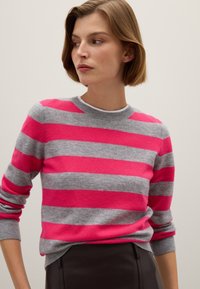 Gestreifter Pullover in abwechselndem Fuchsia- und Grauton, mit rundem Ausschnitt und gerippten Bündchen. Weiche Textur mit tailliertem Design.