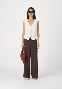 Bruuns Bazaar STATICE BIELLE WAISTCOAT - Liivi - snow white
