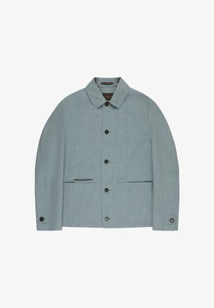 Jasnoniebieska, długorękawowa kurtka zapinana na guziki, z kołnierzykiem, dwoma przednimi kieszeniami i mankietami na guziki, zaprezentowana na białym tle.