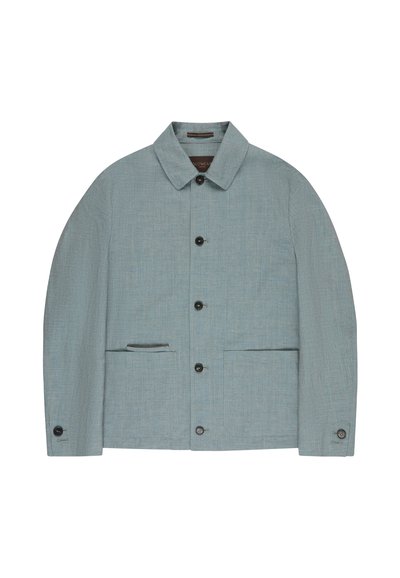 Jasnoniebieska, długorękawowa kurtka zapinana na guziki, z kołnierzykiem, dwoma przednimi kieszeniami i mankietami na guziki, zaprezentowana na białym tle.