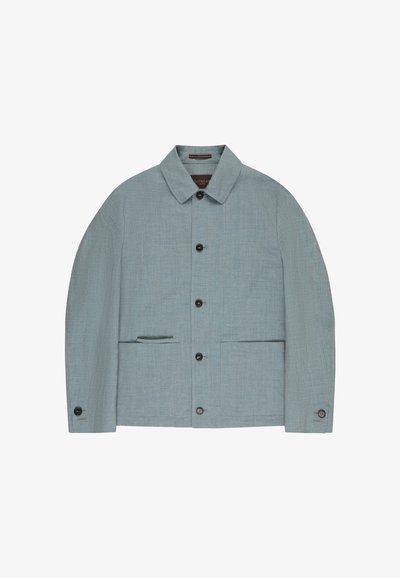 Jasnoniebieska, długorękawowa kurtka zapinana na guziki, z kołnierzykiem, dwoma przednimi kieszeniami i mankietami na guziki, zaprezentowana na białym tle.