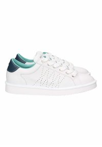 Zapatillas de cuero blancas con diseño perforado, acentos en verde azulado en el collar interno y tab de talón en azul oscuro. Presenta una suela de goma blanca texturizada.