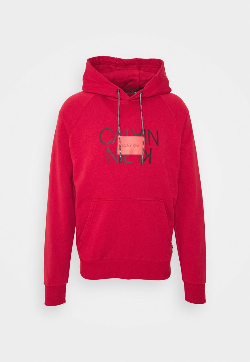 Sudadera roja con capucha que presenta un bolsillo frontal, cordones en la capucha y texto del logo en negro. Fabricada con un material suave y con puños y dobladillo acanalados.