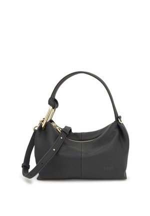 Borsa a mano in pelle nera texturizzata con cerniera dorata, manico corto e tracolla regolabile e removibile su sfondo bianco.