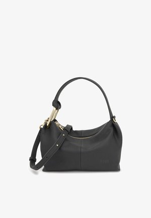 Czarna, teksturowana skórzana torebka z złotym zamkiem błyskawicznym, krótkim uchwytem oraz odpinanym, regulowanym paskiem na ramię na białym tle.