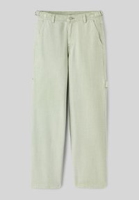 Pantalons cargo vert clair en tissu mélangé de coton, avec une fermeture à bouton, des passants de ceinture et des poches latérales, offrant une coupe décontractée.