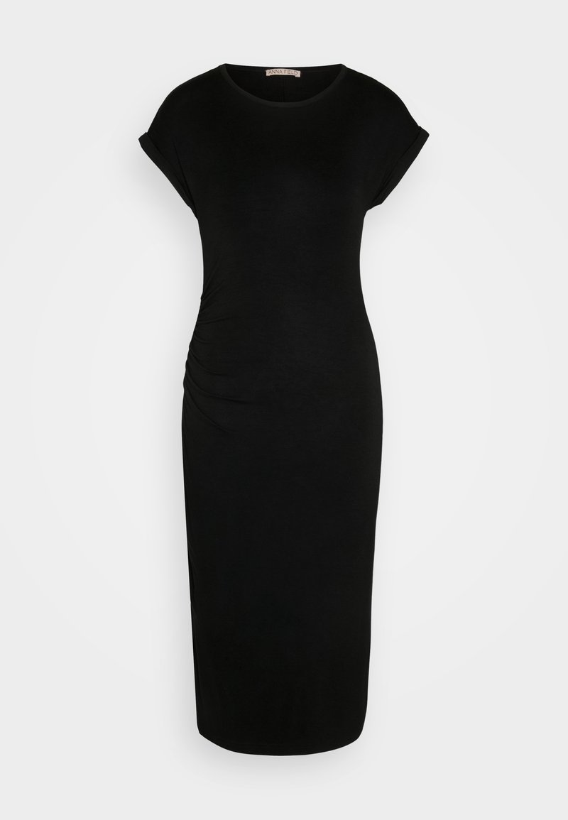 Czarna sukienka do kolan wykonana z miękkiego materiału, z krótkimi, rolowanymi rękawami oraz marszczeniem po bokach dla dodatkowej tekstury. Prosty okrągły dekolt.