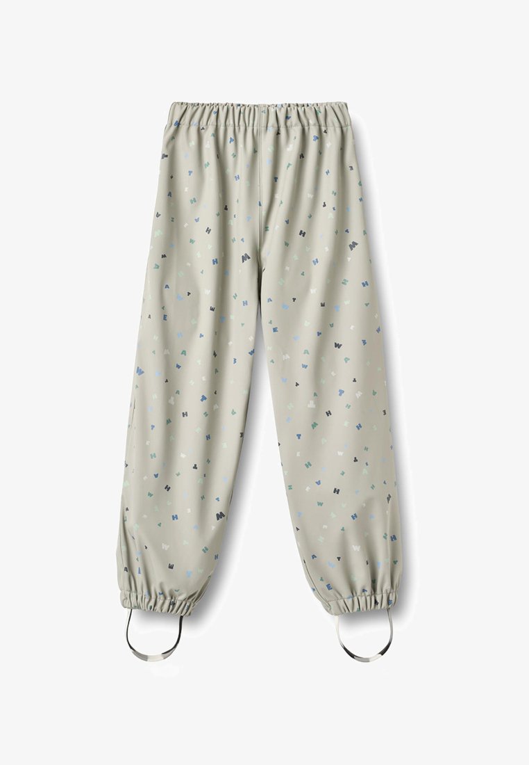 Pantalon gris clair à taille élastique avec petites impressions de lettres multicolores éparpillées et bas élastiqués avec étriers noirs.
