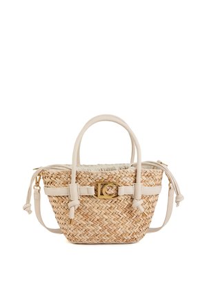 Bolso de mano de paja tejido con asas de cuero beige, correa de hombro ajustable, cierre superior con cordón y detalle de hebilla dorada en el centro.