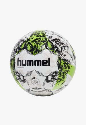 Piłka nożna Hummel z ręcznie szytym wzorem, głównie biała z czarnymi i neonowo zielonymi akcentami oraz teksturowanymi wzorami na powierzchni.