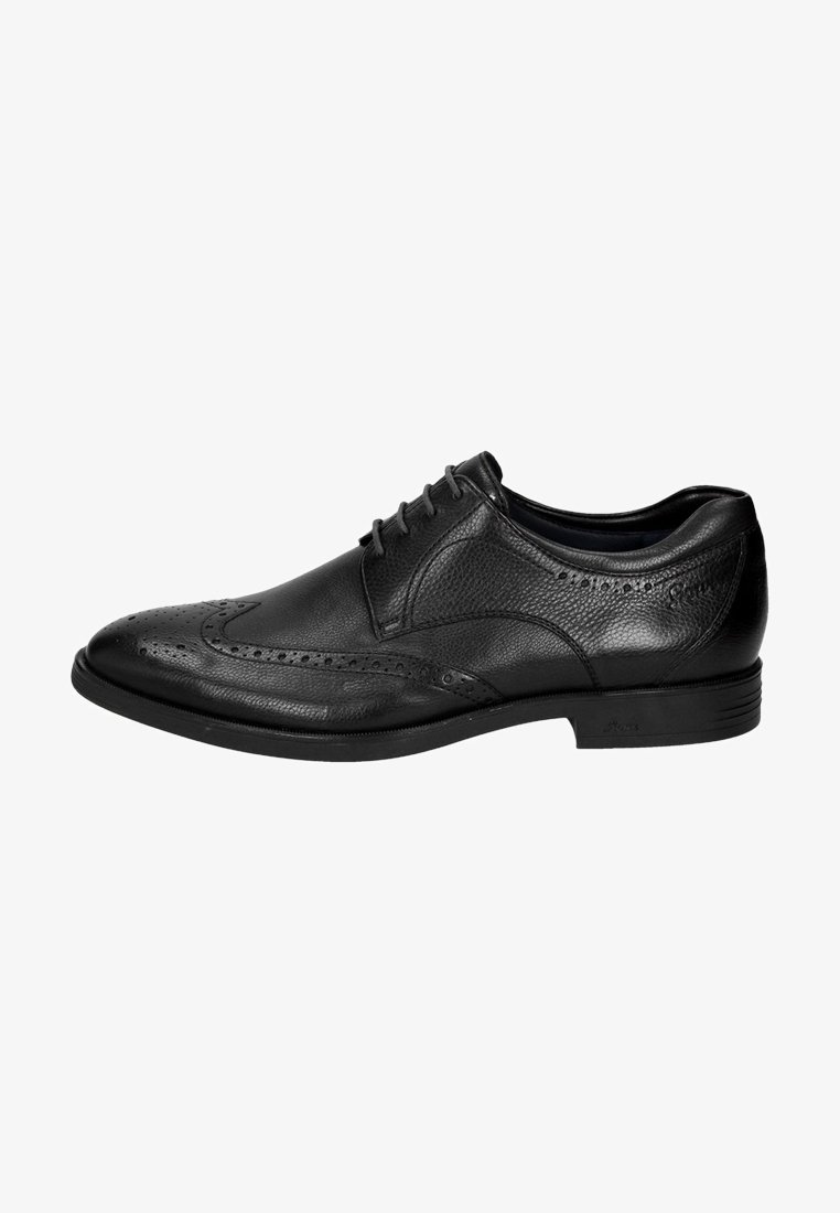 Zwarte leren dresschoen met een wingtip-design, perforaties, een ronde neus en een gladde afwerking op een platte zool.
