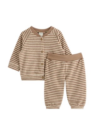 To-delt babyoutfit med brune og cremefarvede vandrette striber, bestående af en knappet langærmet top og bukser med elastisk talje og manchetter.