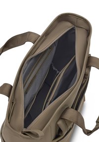 Beige schoudertas met een ruime binnenkant en meerdere compartimenten, waaronder een ritsvak en gevoerde secties voor organisatie.