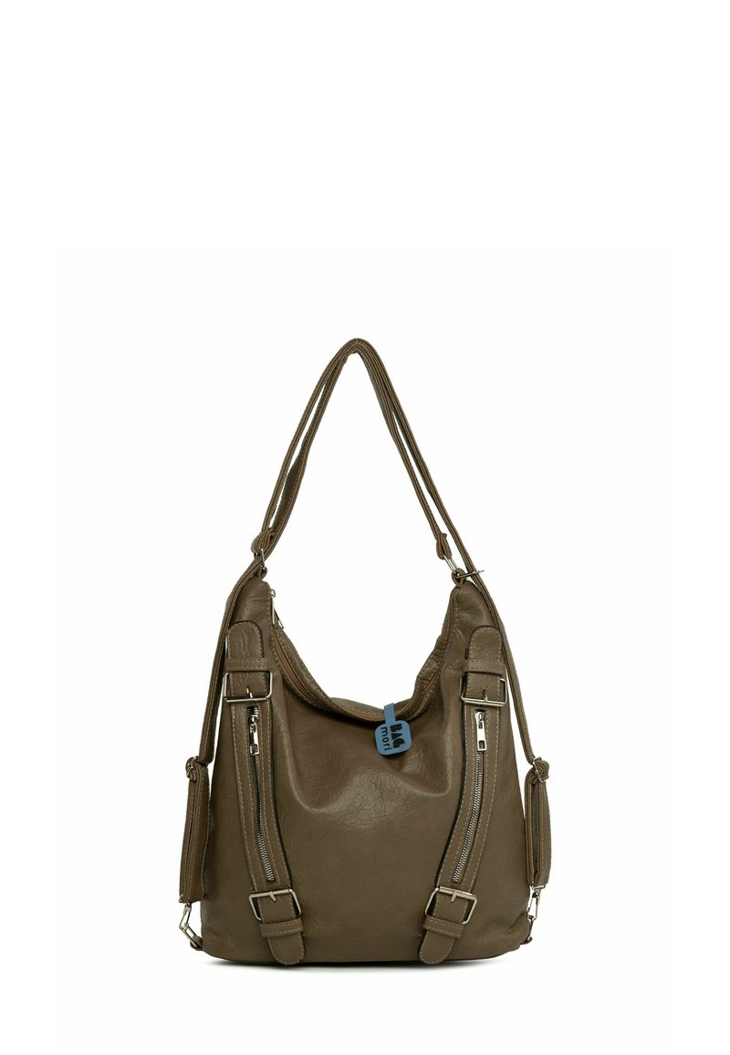 Olīvzaļš ādas soma ar brīvu dizainu, divām ar dziļumu aizveramām priekšējām kabatām un noņemamu siksniņu. Iekļauta zila uzlīme.