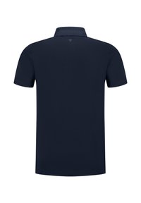 Marineblauwe polo met een kraag, korte mouwen, een gladde textuur en een klein logodetail op de achterkant.