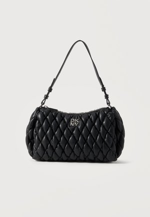 Sac à épaule DKNY en cuir noir matelassé avec une sangle courte réglable et un logo argenté sur le devant.