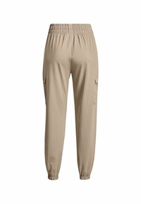 Béžové cargo kalhoty s elastickým pasem, bočními klopovými kapsami a elastickými manžetami, zobrazené zezadu.