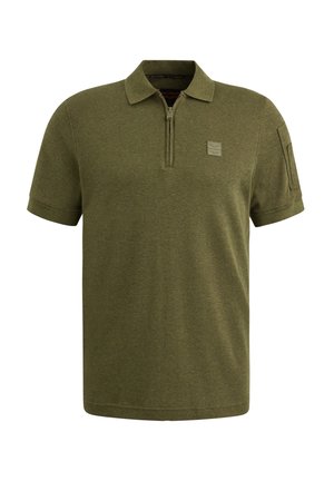 Olivengrøn polo-shirt med lynlåskrave, korte ærmer, blød tekstur og et patch-detail på venstre side.