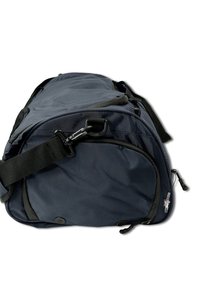 Marineblauwe duffletas gemaakt van duurzaam materiaal, met een stevige schouderriem, bovenhandvat en ritssluitingen met zwarte accenten.