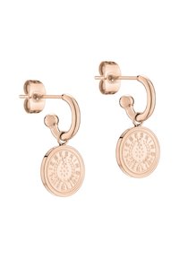 Roségouden oorbellen met ronde hangers die zijn voorzien van reliëftekst en bloemmotieven, bevestigd aan oorklemmen die lijken op studs met ronde accenten.