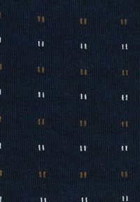 Granatowy materiał o prążkowanej fakturze, z regularnym wzorem małych białych, brązowych i pomarańczowych kropek równomiernie rozmieszczonych na całej powierzchni.