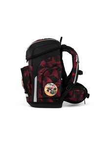Mochila con patrón geométrico en rojo y negro, de textura lisa, con correas ajustables, acentos reflectantes y dos botones con diseños.