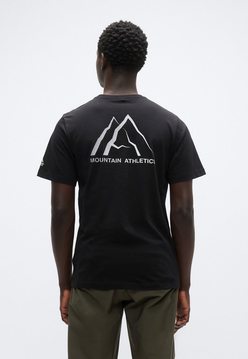 Μαύρο βαμβακερό μπλουζάκι με ασημένιο σχέδιο βουνού και το κείμενο «MOUNTAIN ATHLETICS» στην πλάτη. Κοντά μανίκια και κλασική εφαρμογή.
