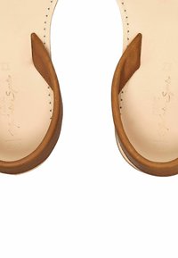 Sandali in pelle color tan con finitura liscia, punta aperta e tacco arrotondato, dotati di bordi cuciti e design minimalista.