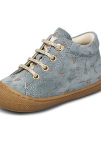Zapatillas de ante azul claro con patrones de corazones dorados, cordones metálicos y suela de goma color tostado. Punta redonda y collar acolchado para mayor comodidad.