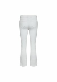 Jeans blancos acampanados con una cintura de altura media, que cuentan con dos bolsillos traseros y una textura de tela suave. El diseño enfatiza un ajuste estilizado.